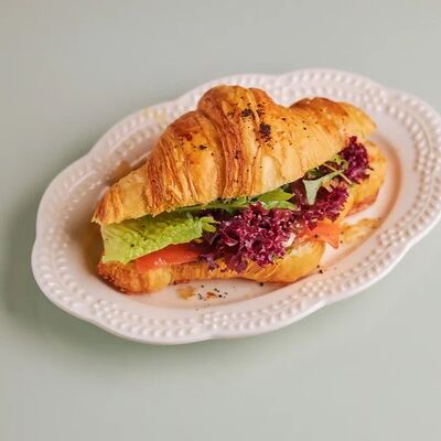 Круассан с лососем в NIQA Patisserie & Cafe по цене 980 ₽