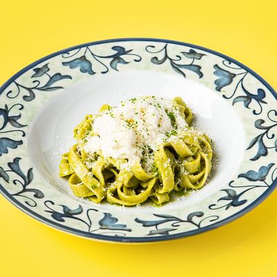 Феттучини с песто и страчателлойв Лу по цене 740 ₽