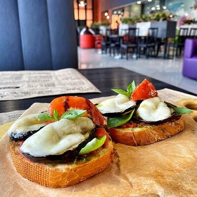 Брускетта с баклажанами в Romero steak по цене 490 ₽