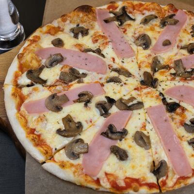 Пицца Ветчина и грибы в Pizza Pasta Mamma Mia по цене 610 ₽