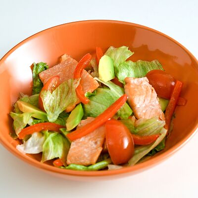 Теплый салат с лососем и авокадо в ЧиллМил по цене 670 ₽