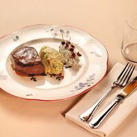 Говяжья щека с толченым картофелем в Моне