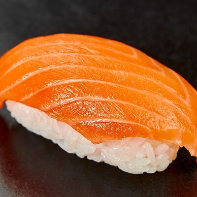 Суши с лососем 1шт в Bao по цене 169 ₽