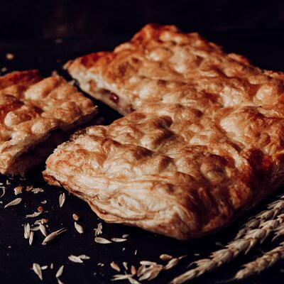 Пирог слоеный с яблоком из печки в Хлеборезов по цене 1750 ₽