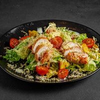 Цезарь с цыпленком в Асса-Асса, любовь, огонь и мясо