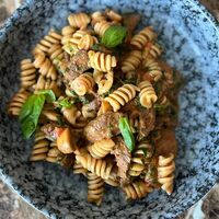 Фузилли с говядиной и свежим шпинатом в La Costa