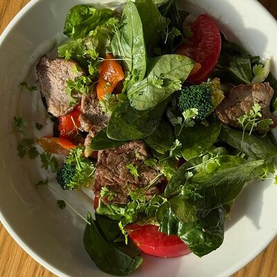 Салат с мраморной телятиной, брокколи, печеным перцем и трюфельным соусомв Camon Cafe по цене 820 ₽