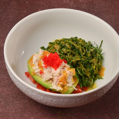 Салат с крабом, мурманским лососем и авокадов Чичилаки по цене 1250 ₽