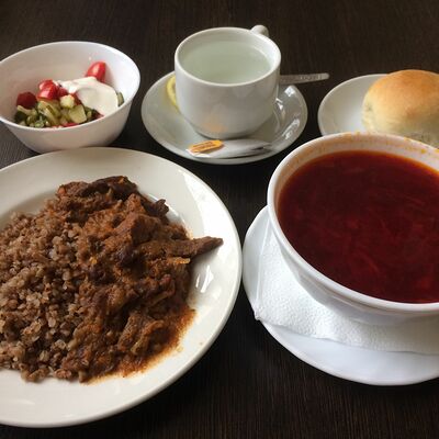 Ланч с салатом овощным и борщом в Братик Томатик по цене 349 ₽