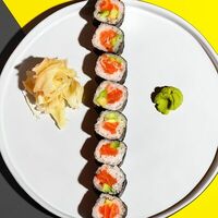 Лосось и авокадо в Tiger Sushi