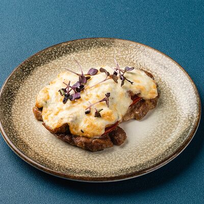 Свинина запеченная с овощами в Мираж по цене 360 ₽