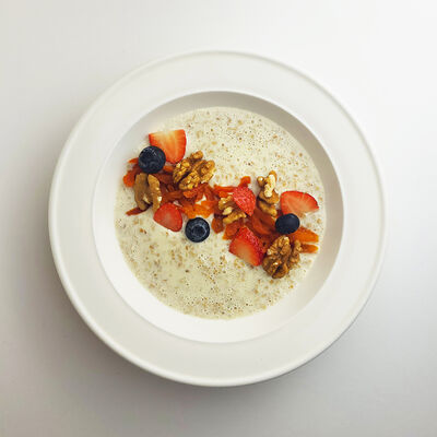 Овсяная каша на молоке с сухофруктами в Атмосфера по цене 470 ₽