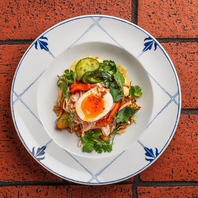 Салат с копченым цыпленком, печеным картофелем, фермерским яйцом и айоли на горчице с имеретинским шафраном в Дзеими по цене 318 ₽