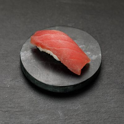 Суши с тунцом в Yuzawa Sushi по цене 150 ₽
