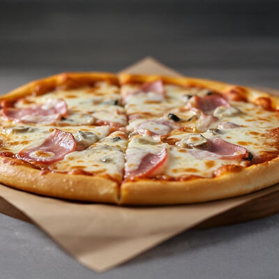 Пицца с ветчиной и грибамив SASHIMI по цене 770 ₽