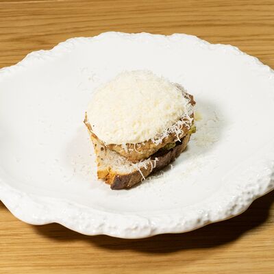 Тост со свиным бифштексом на тартине с пармезаном в 9/18 бистро по цене 890 ₽