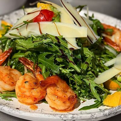 Салат с креветками и руколой в Парус по цене 990 ₽