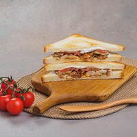 Сэндвич с курицей и маринованными огурцами в Irbis