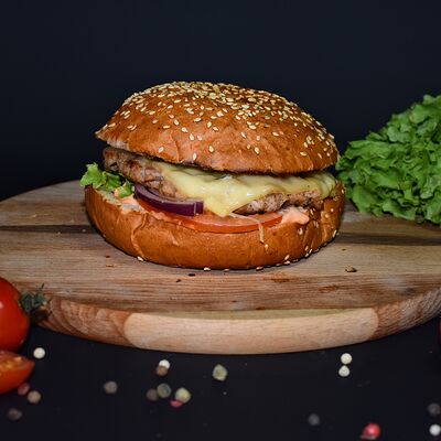 Бургер Фирменный куриный в Mr. Grill по цене 480 ₽