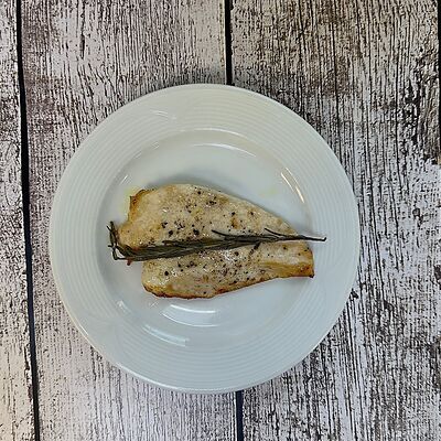 Курица, запеченная в розмарине в Луна Рыба по цене 290 ₽