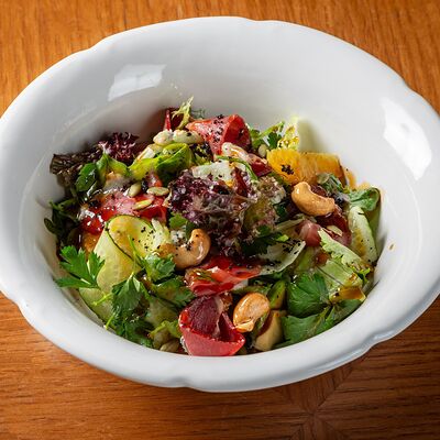 Листья салата с копченой утиной грудкой, апельсином и горгонзолой в Brasserie lambic по цене 996 ₽