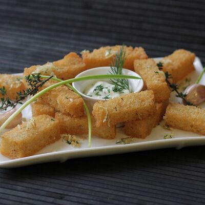 Гренки чесночные с соусом в Цунами по цене 275 ₽