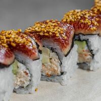 Ролл краб, инжир, кунжут юдзу в Tokyo Sushi