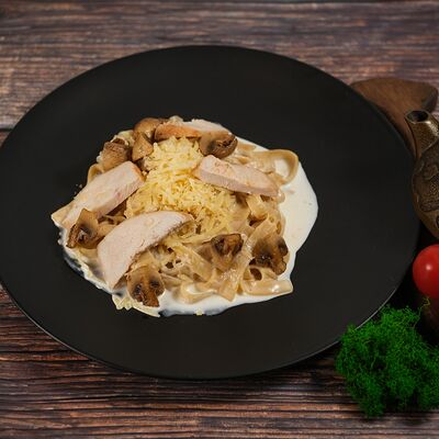 Феттуччине с курицей и грибами в Японский городовой 64 по цене 350 ₽