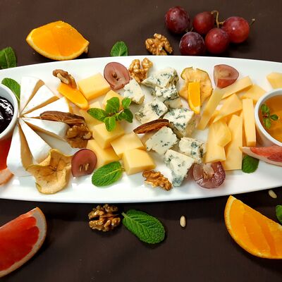 Ассорти европейских сыров в Мельница по цене 850 ₽