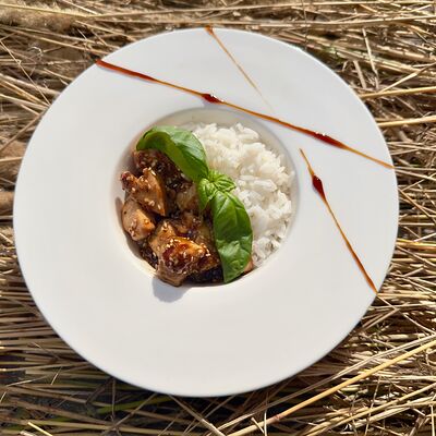 Курица в кисло-сладком соусе с рисом басмати в Кафе Театральное по цене 445 ₽