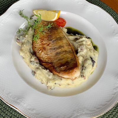 Судак на гриле с картофельным пюре, грибами и трюфельным маслом в Терраса по цене 790 ₽