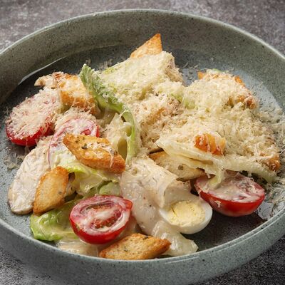 Салат Цезарь с курицей в Duran Bar & Grill по цене 587