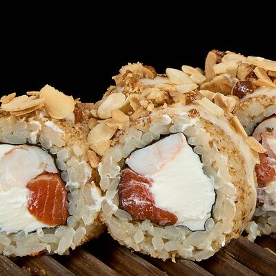 Креветка, лосось и разные орехи в Полтора тигра по цене 840