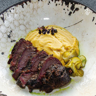 Копченая щека бычка с кремом из тыквы и яблок и маринованными огурцами в Smokery по цене 950 ₽