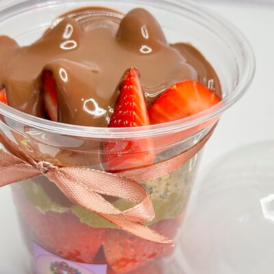 Клубника с дубайской начинкой в шоколадев Букет Альфред I клубника в шоколаде и букеты по цене 1190 ₽