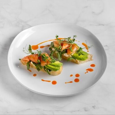 Брускетта с лососемв Семейное бистро Монти по цене 750 ₽