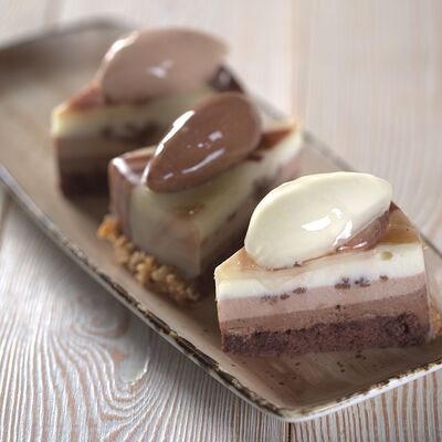 Пирожное Три шоколада в Мильфей по цене 335 ₽