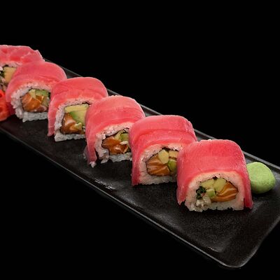 Ролл в тунце с лососем и крабом в Roku PIZZA & SUSHI по цене 640 ₽