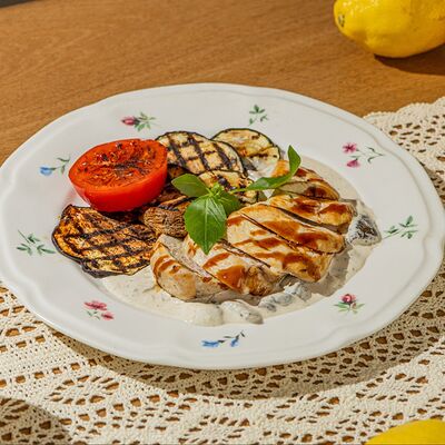 Куриная грудка с овощами на гриле и грибным соусомв Airy restaurant по цене 790 ₽