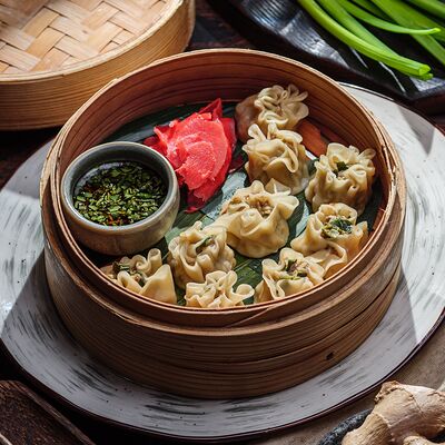 Димсам со свининой, китайской капустой и корнем имбиря в Пельмения по цене 755 ₽