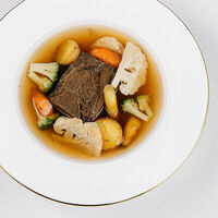Говяжий бульон с голенью и овощами пот-о-фё в Beefzavod