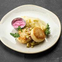 Щучьи котлеты с картофельным пюре и свекольным соусом в The Kitchen