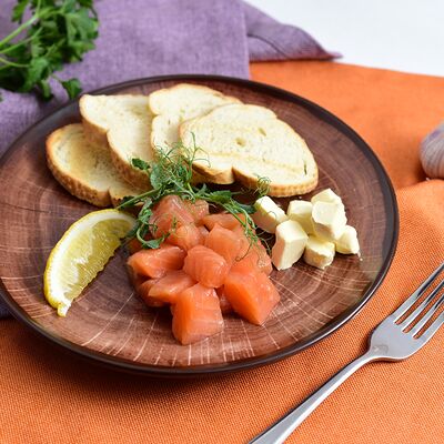 Лосось слабой соли со сливочным маслом в Самое популярное кафе по цене 510