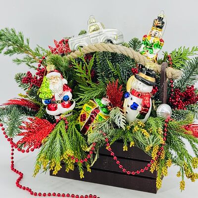Новогодняя хвойная композиция в деревянном ящике с ретро игрушками СССР в Дарите красиво по цене 10490 ₽