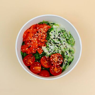 Салат чука с лососемв Суши Сэгун и роллы по цене 699 ₽