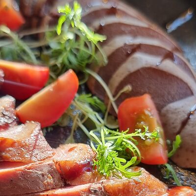 Подкопченное утиное филе с пьяной грушей в Йохан-Пивохан по цене 725 ₽