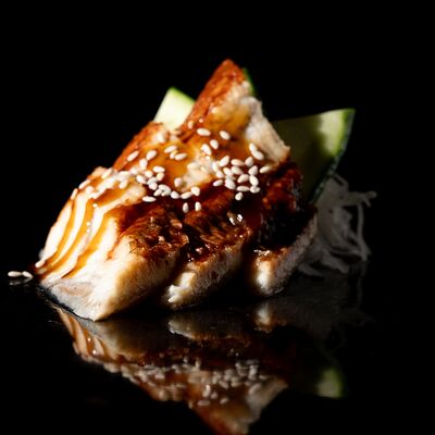 Копченый угорь в МОМО по цене 1050 ₽