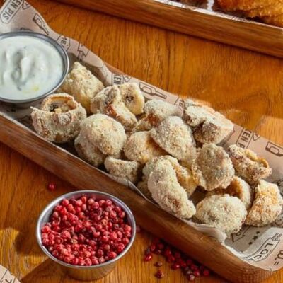 Шампиньоны фри с трюфельной сметаной в BBQ Beer Restaurant по цене 660 ₽