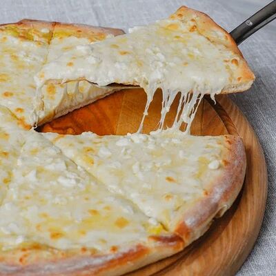 Пицца Много сыра 25см в Панда Бистро по цене 621 ₽