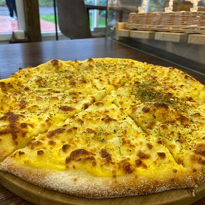 Пицца Сырная в Пекарня кондитерская Мука по цене 600 ₽